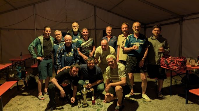 Ausklang TT Abend Gruppe von Männern in einem Zelt, lächelndes und lachendes Zusammenkommen.